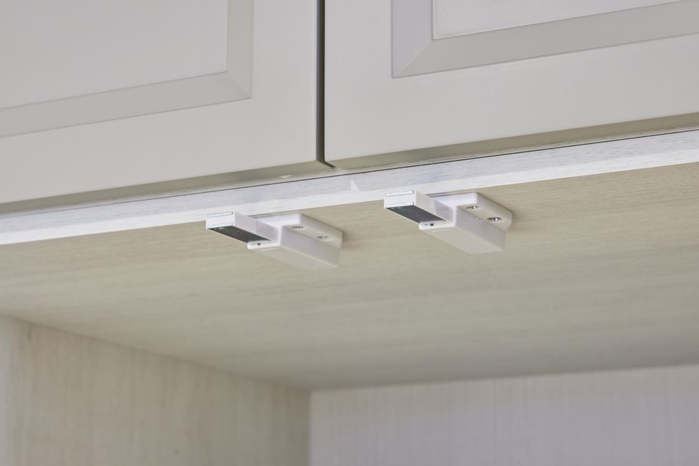 2 stk. magnetiske snaplåse af høj kvalitet, inkl. bordplade, overflade: hvid, 38 mm (1-1/2"), ML-80W. Push-to-open døråbner til møbellåger, skabslåger og meget mere, af Sugatsune / LAMP® (Japan) - Billede 2